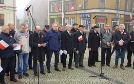 Odśpiewanie Hymnu Polski na Placu Wolności w Czarnkowie - 11.11.2021. w 103. rocznicę odzyskania przez Polskę niepodległości. 70