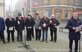 Odśpiewanie Hymnu Polski na Placu Wolności w Czarnkowie - 11.11.2021. w 103. rocznicę odzyskania przez Polskę niepodległości. 74