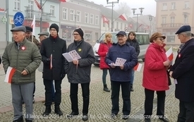 Odśpiewanie Hymnu Polski na Placu Wolności w Czarnkowie - 11.11.2021. w 103. rocznicę odzyskania przez Polskę niepodległości. 76