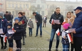 Odśpiewanie Hymnu Polski na Placu Wolności w Czarnkowie - 11.11.2021. w 103. rocznicę odzyskania przez Polskę niepodległości. 77