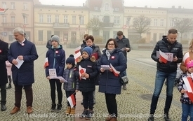 Odśpiewanie Hymnu Polski na Placu Wolności w Czarnkowie - 11.11.2021. w 103. rocznicę odzyskania przez Polskę niepodległości. 80