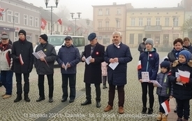 Odśpiewanie Hymnu Polski na Placu Wolności w Czarnkowie - 11.11.2021. w 103. rocznicę odzyskania przez Polskę niepodległości. 81