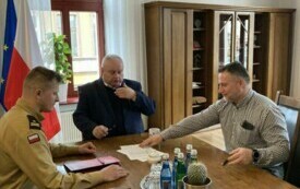 Burmistrz Miasta oraz Skarbnik podpisują umowę z Komendantem Powiatowym Państwowej Straży Pożarnej