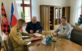 Burmistrz Miasta oraz Skarbnik podpisują umowę z Komendantem Powiatowym Państwowej Straży Pożarnej