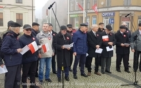 Odśpiewanie Hymnu Polski na Placu Wolności w Czarnkowie - 11.11.2021. w 103. rocznicę odzyskania przez Polskę niepodległości. 84