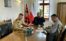 Burmistrz Miasta oraz Skarbnik podpisują umowę z Komendantem Powiatowym Państwowej Straży Pożarnej
