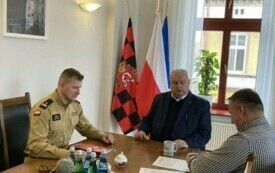 Burmistrz Miasta oraz Skarbnik podpisują umowę z Komendantem Powiatowym Państwowej Straży Pożarnej