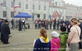 Odśpiewanie Hymnu Polski na Placu Wolności w Czarnkowie - 11.11.2021. w 103. rocznicę odzyskania przez Polskę niepodległości. 85