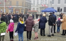 Odśpiewanie Hymnu Polski na Placu Wolności w Czarnkowie - 11.11.2021. w 103. rocznicę odzyskania przez Polskę niepodległości. 87