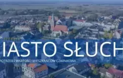zdjęcie miasta z lotu ptaka z nałożonym niebieskim filtrem oraz białym napisem miasto słuch