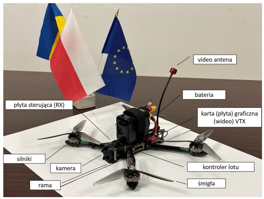 Zdjęcie przedstawia drona bojowego