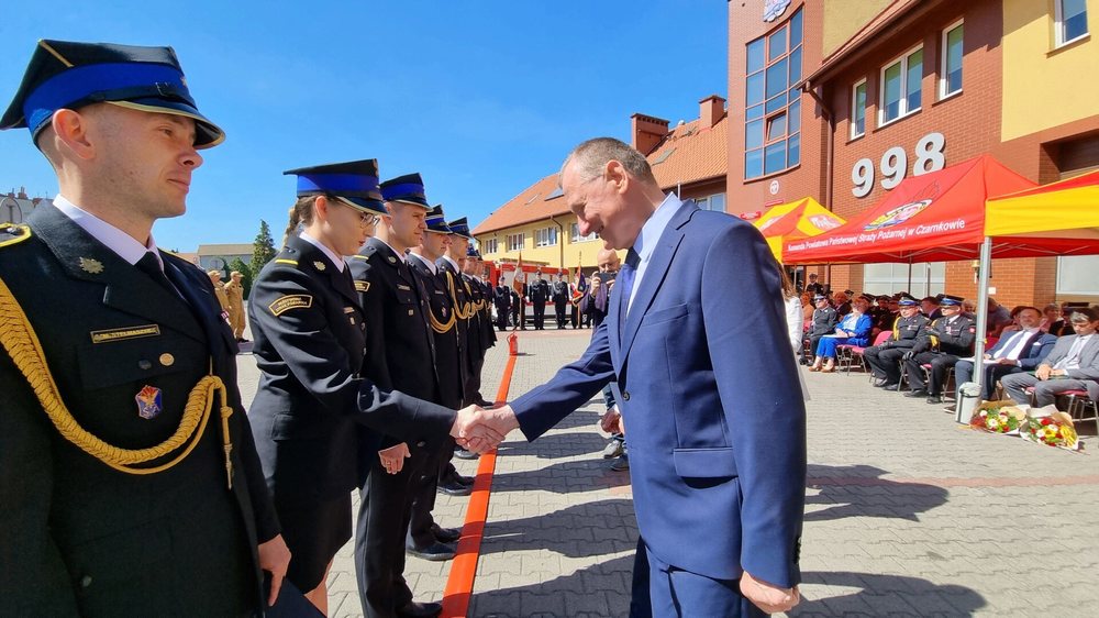 Na zdjęciu wicestarosta wita się ze strażakami