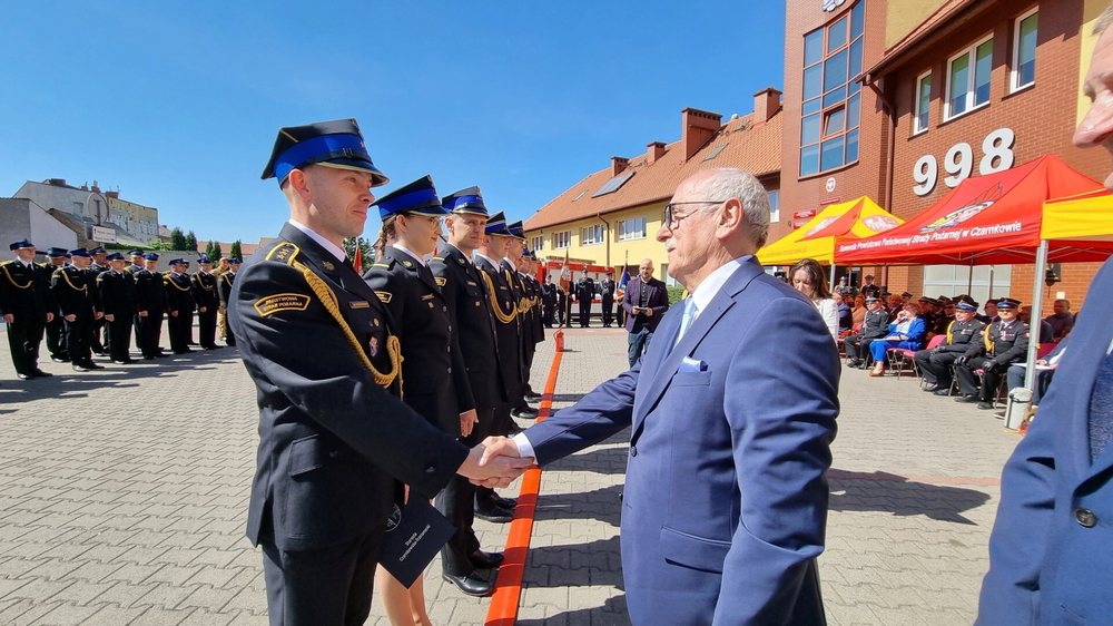 Na zdjęciu starosta wita się ze strażakami