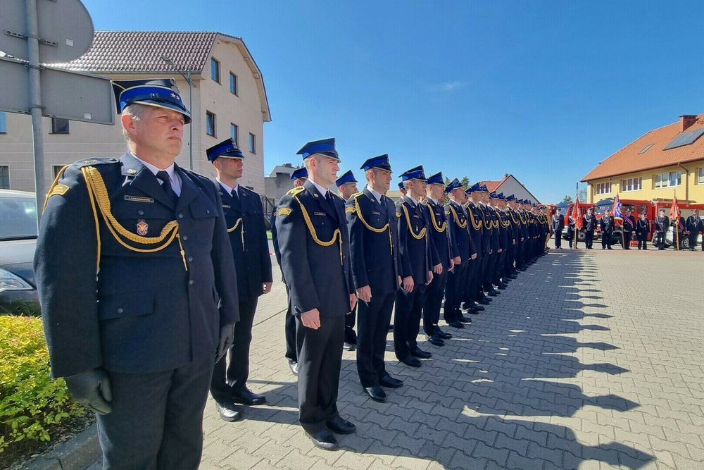 Zdjęcie przedstawia strażaków w mundurach galowych