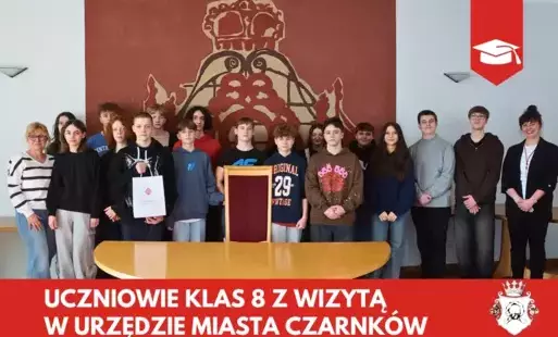 Zdjęcie do Uczniowie klas 8 z wizytą w Urzędzie Miasta Czarnk&oacute;w 
