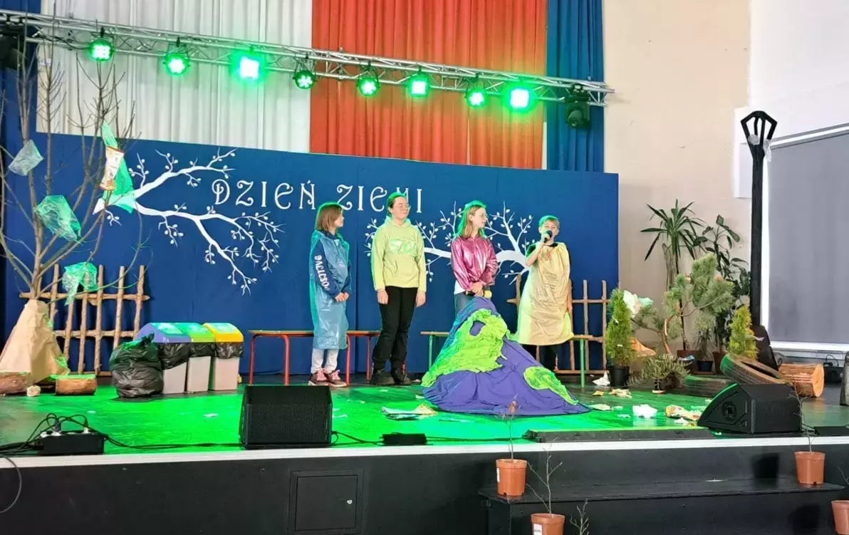 Zdjęcie do Uroczysty apel z okazji Dnia Ziemi w Szkole Podstawowej nr 1 w Czarnkowie