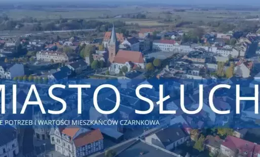 zdjęcie miasta z lotu ptaka z nałożonym niebieskim filtrem oraz białym napisem miasto słuch