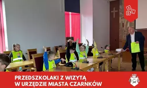 Zdjęcie do Przedszkolaki z wizytą w Urzędzie Miasta Czarnk&oacute;w