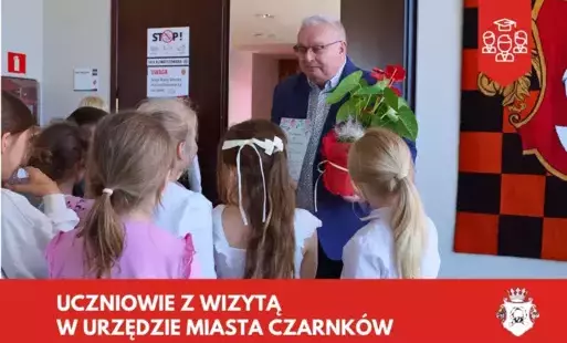 Zdjęcie do Uczniowie z wizytą w Urzędzie Miasta Czarnk&oacute;w