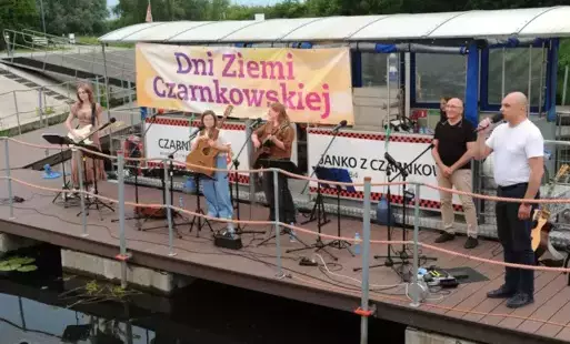 Zdjęcie koncertu na marinie 