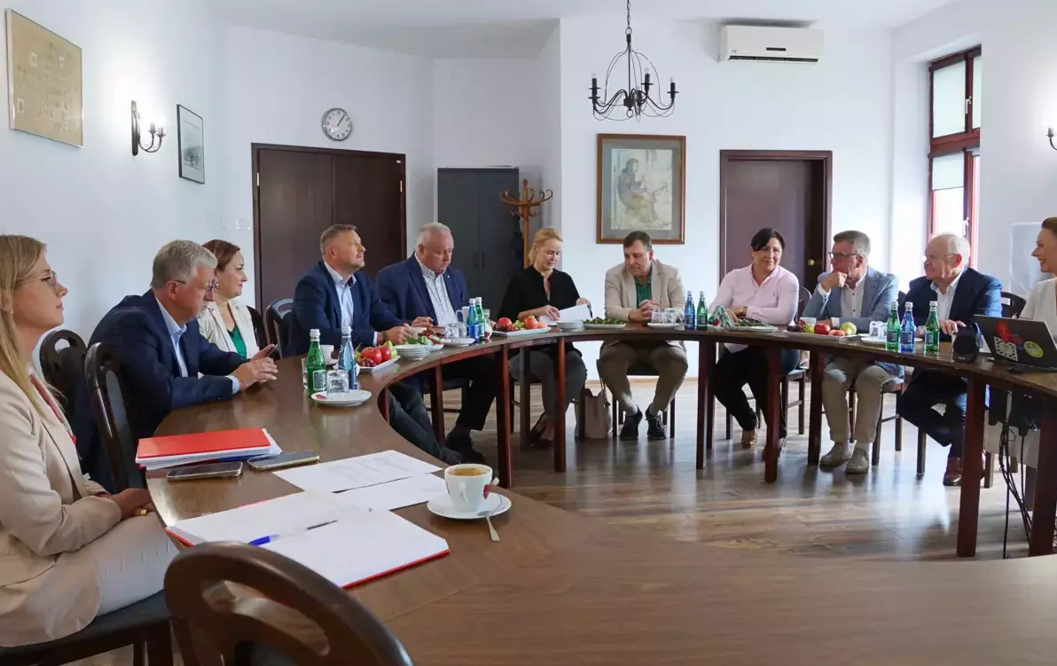 Zdjęcie do Czarnkowscy przedsiębiorcy z szansą na ulgi &ndash; rozmowy o wsparciu inwestycji.