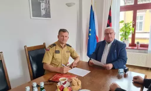 Zdjęcie do Czarnk&oacute;w wspiera strażak&oacute;w &ndash; podpisano umowę ws. dofinansowania.