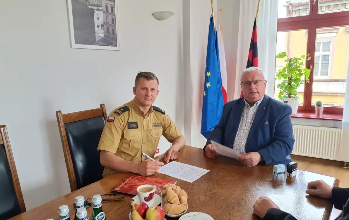 Zdjęcie do Czarnk&oacute;w wspiera strażak&oacute;w &ndash; podpisano umowę ws. dofinansowania.