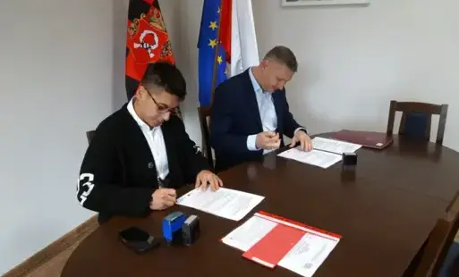 Zdjęcie do Podpisano umowę na realizację zadania inwestycyjnego pn. &bdquo;Adaptacja pomieszczeń budynku Przedszkola Miejskiego nr 2 w Czarnkowie z przeznaczeniem na żłobek miejski&rdquo;.