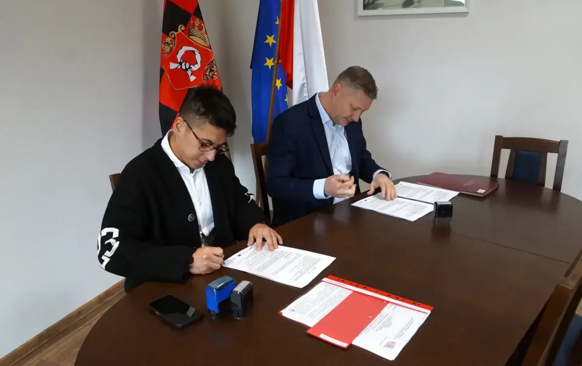Zdjęcie do Podpisano umowę na realizację zadania inwestycyjnego pn. &bdquo;Adaptacja pomieszczeń budynku Przedszkola Miejskiego nr 2 w Czarnkowie z przeznaczeniem na żłobek miejski&rdquo;.