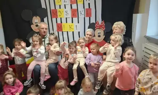 Zdjęcie do Seniorzy czytają bajki w przedszkolach &ndash; międzypokoleniowa więź, kt&oacute;ra wzbogaca obie strony