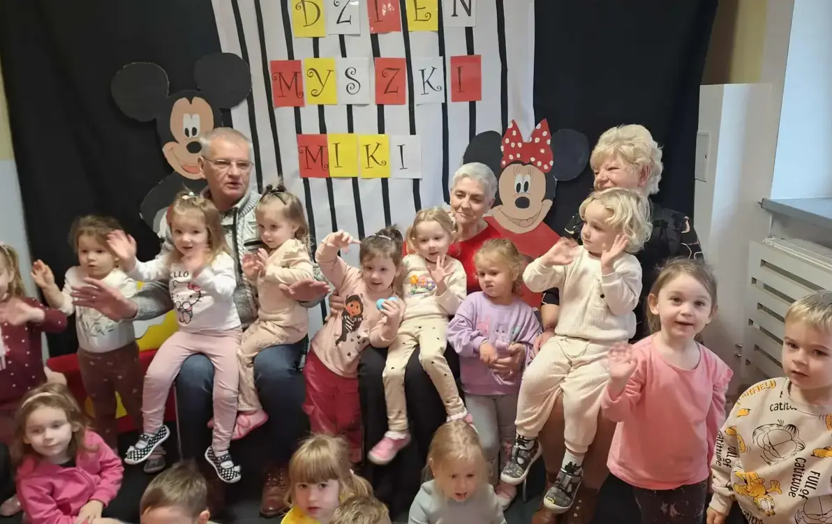 Zdjęcie do Seniorzy czytają bajki w przedszkolach &ndash; międzypokoleniowa więź, kt&oacute;ra wzbogaca obie strony