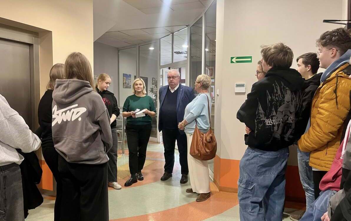 Zdjęcie do Wizyta uczni&oacute;w z Liceum Og&oacute;lnokształcącego im. Janka z Czarnkowa w Urzędzie Miasta Czarnk&oacute;w