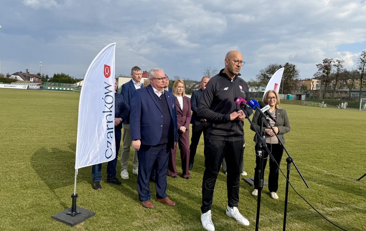 Zdjęcie do Sportowy impuls dla Czarnkowa: Wizyta Ministra Jakuba Rutnickiego 