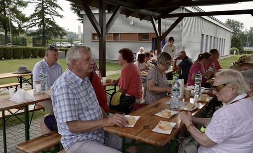 Zdjęcie do Czarnk&oacute;w wspiera. Piknik integracyjny senior&oacute;w.