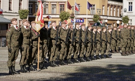 Zdjęcie do Blisko 100 żołnierzy złożyło przysięgę wojskową w Czarnkowie