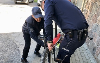 Zdjęcie do POLICJANCI ZNAKOWALI ROWERY