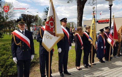 Zdjęcie do Uroczysta Msza święta i złożenie kwiat&oacute;w pod Pomnikiem Pamięci Narodowej w Czarnkowie z okazji 232. rocznicy uchwalenia Konstytucji 3 Maja.