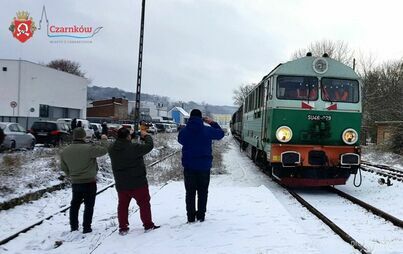 Zdjęcie do Pociąg turystyczny &quot;Drezyniarz&quot; z Poznania i kiermasz mikołajkowy w Czarnkowie - 3.12.2023. - foto i video relacja