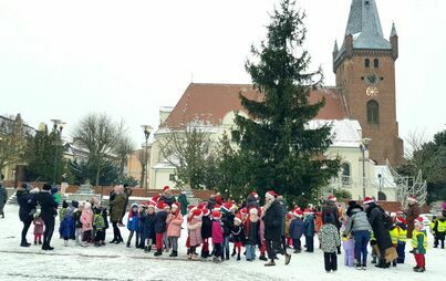 Zdjęcie do Dzieci, choinka i Św. Mikołaj na czarnkowskim rynku