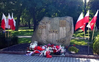 Zdjęcie do Uroczyste złożenie kwiat&oacute;w z okazji Święta Wojska Polskiego w Czarnkowie