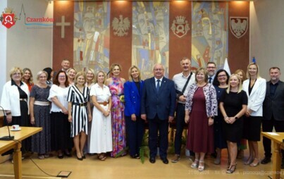 Zdjęcie do Sierpniowe awanse zawodowe nauczycieli oraz wręczenie powierzenia funkcji dyrektor&oacute;w jednostek oświatowych