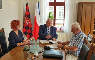 Zdjęcie do Podpisanie umowy na budowę ul. Lawendowej w Czarnkowie &ndash; etap II