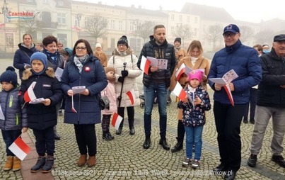 Zdjęcie do Uroczyste odśpiewanie Hymnu Polski na Placu Wolności w Czarnkowie - 11 Listopada 2021 r. w 103. rocznicę odzyskania przez Polskę niepodległości.