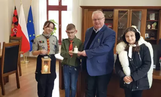 Zdjęcie do "Dziewczynki z zapałkami" oraz harcerze ze "Światełkiem Betlejmskim" zawitali do Ratusza