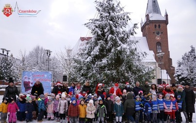 Zdjęcie do Dzieci, choinka od leśnika i Św. Mikołaj na czarnkowskim rynku