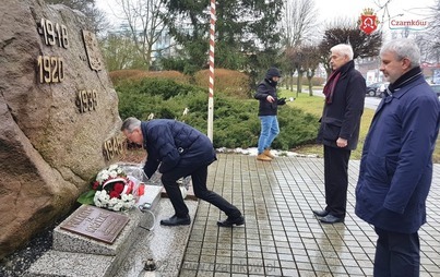 Zdjęcie do ZŁOŻENIE KWIAT&Oacute;W Z OKAZJI 77 ROCZNICY WYZWOLENIA CZARNKOWA