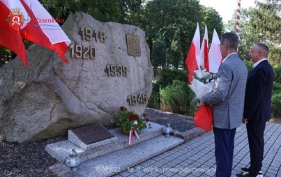 Zdjęcie do ZŁOŻENIE KWIAT&Oacute;W POD POMNIKIEM PAMIĘCI NARODOWEJ Z OKAZJI ŚWIĘTA WOJSKA POLSKIEGO