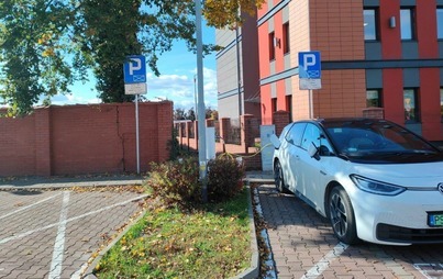 Zdjęcie do PIERWSZA OG&Oacute;LNODOSTĘPNA STACJA ŁADOWANIA POJAZD&Oacute;W ELEKTRYCZNYCH I HYBRYDOWYCH W CZARNKOWIE !